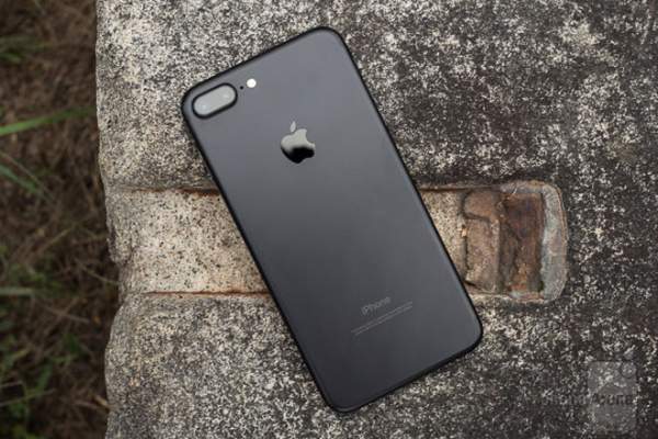 iPhone 8 về giá ổn định, rẻ hơn mua tại Singapore 1.6 triệu 2