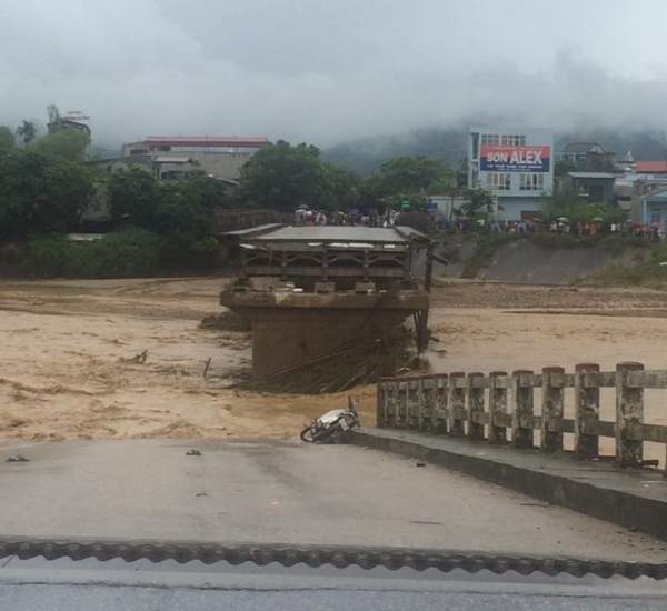 Sập cầu Thia ở Yên Bái, một phóng viên bị cuốn trôi khi đang tác nghiệp 2