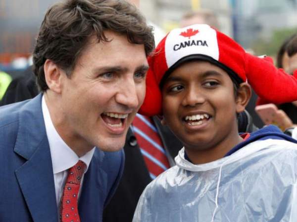 Thủ tướng điển trai Canada gây “bão” khi mua gà rán ở Manila 3