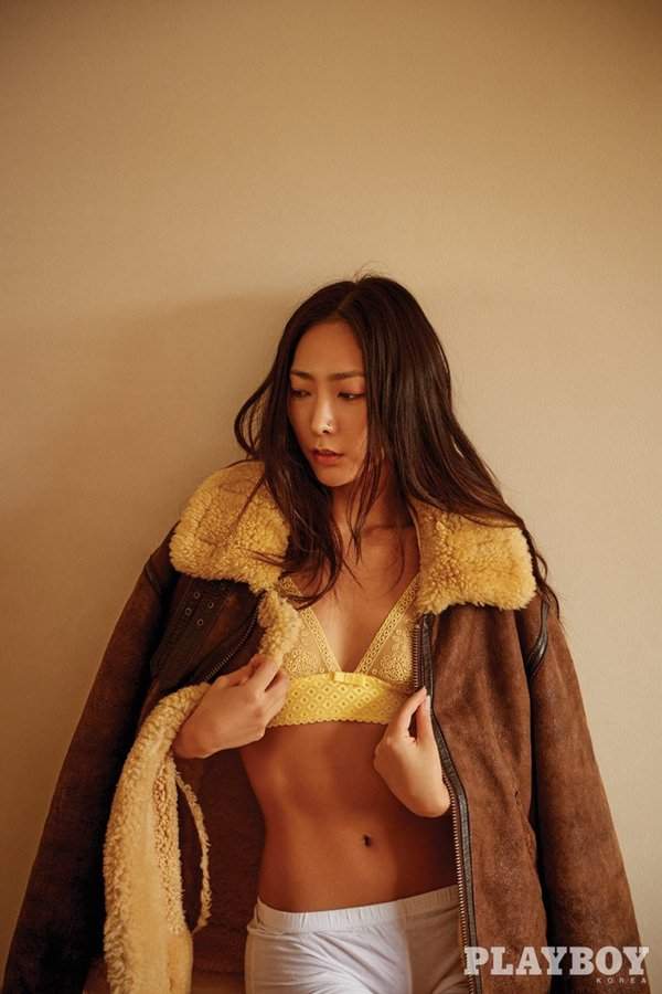 "Đốt mắt" với loạt ảnh nóng trên giường của mẫu Playboy danh tiếng Hàn Quốc 10