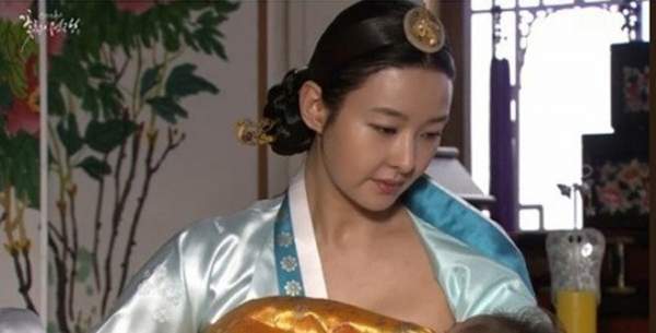 Phim Hàn cũng gây tranh cãi vì hanbok hở nửa ngực 11
