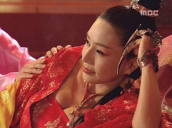 Phim Hàn cũng gây tranh cãi vì hanbok hở nửa ngực 7