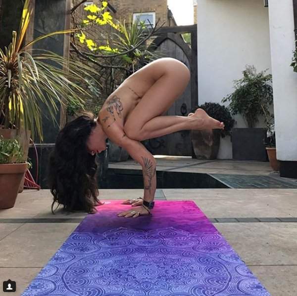 Yoga khỏa thân có gì mà hội chị em thi nhau tập? 7