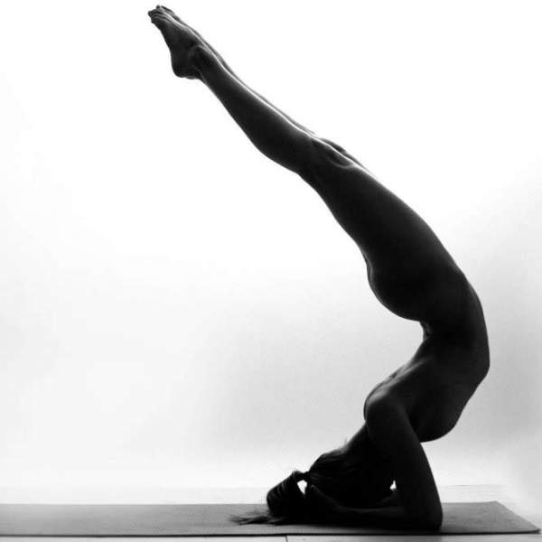 Những hình ảnh tập yoga khỏa thân khiến người xem không dám thở mạnh 9