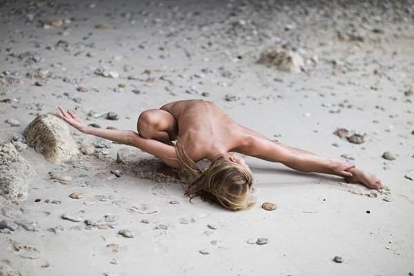 Những hình ảnh tập yoga khỏa thân khiến người xem không dám thở mạnh 7