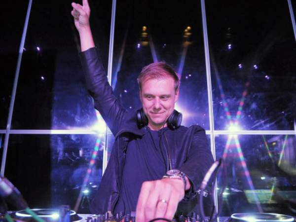 DJ huyền thoại Armin post clip chào Việt Nam 2