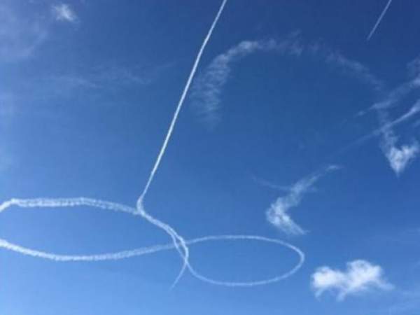 Video phi công hải quân Mỹ “vẽ bậy” trên trời gây phẫn nộ 2