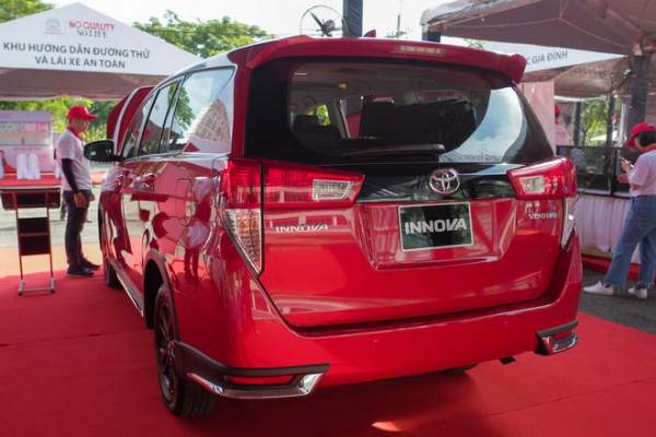 Cận cảnh Toyota Innova Venturer giá 855 triệu đồng 6