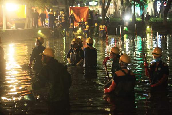 200 công nhân ngâm mình dưới nước nạo vét Hồ Gươm xuyên đêm 2
