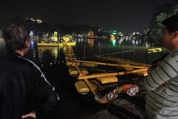200 công nhân ngâm mình dưới nước nạo vét Hồ Gươm xuyên đêm 7