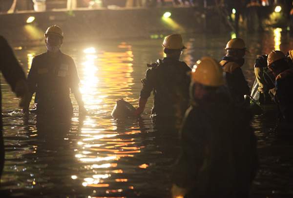 200 công nhân ngâm mình dưới nước nạo vét Hồ Gươm xuyên đêm 5
