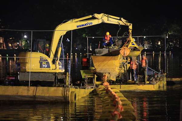 200 công nhân ngâm mình dưới nước nạo vét Hồ Gươm xuyên đêm 8