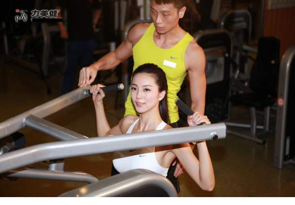 Cặp đôi "siêu vòng 1" xứ Trung quá nóng bỏng khi tập gym 11