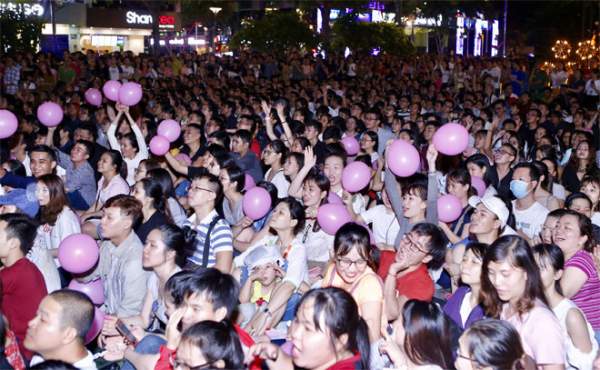 Hàng trăm fan leo trèo, chen chúc tại phố đi bộ xem Mỹ Tâm biểu diễn 2