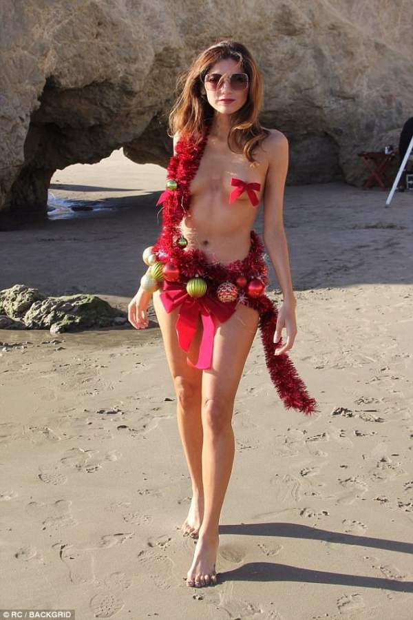 Choáng với mỹ nữ mặc như không, che thân bằng 1 sợi dây bên bãi biển