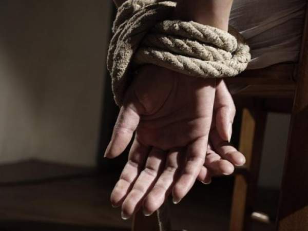 Mỹ: Rùng mình chồng bắt cóc, cưỡng bức con riêng của vợ 19 năm 4