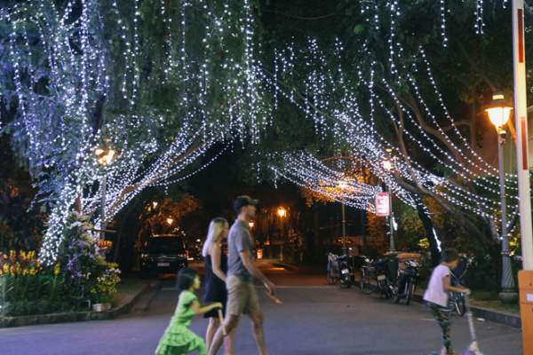 Giáng sinh ở Sài Gòn: "Lạc lối" ở 2 khu phố nhà giàu 3
