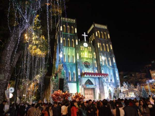 Giáng sinh ở Sài Gòn: "Lạc lối" ở 2 khu phố nhà giàu 16