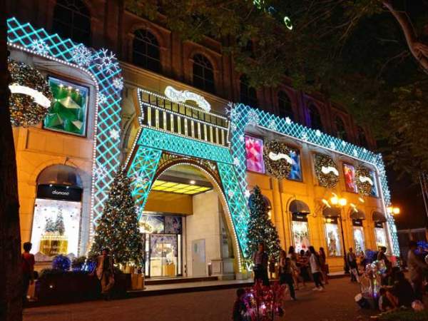 Giáng sinh ở Sài Gòn: "Lạc lối" ở 2 khu phố nhà giàu 15