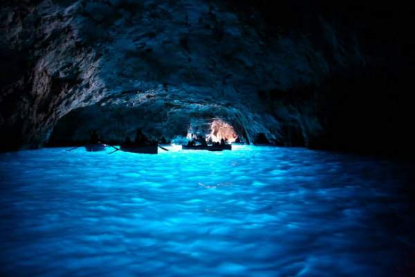 Khám phá hang động xanh huyền ảo ở Italia 7