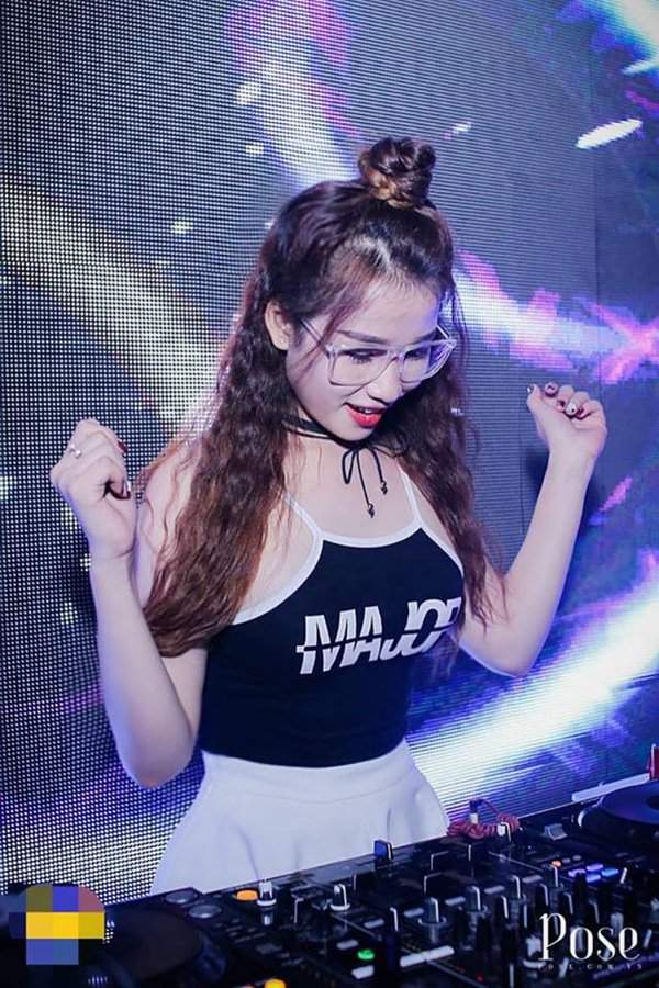 Bộ sưu tập áo siêu ngắn của DJ Kiên Giang từng bị khách chuốc say tới ngất 7
