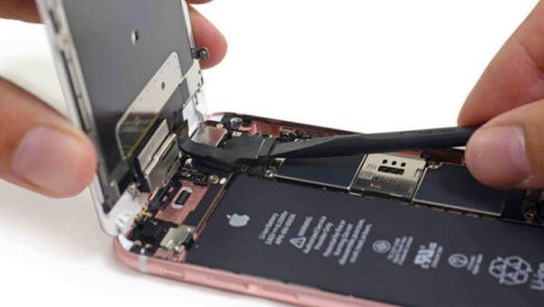 Apple lên tiếng về vấn đề iPhone với pin cũ chạy chậm hơn 2