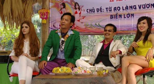 Nhìn lại loạt váy áo gợi cảm của mỹ nhân Việt diễn hài Tết 7