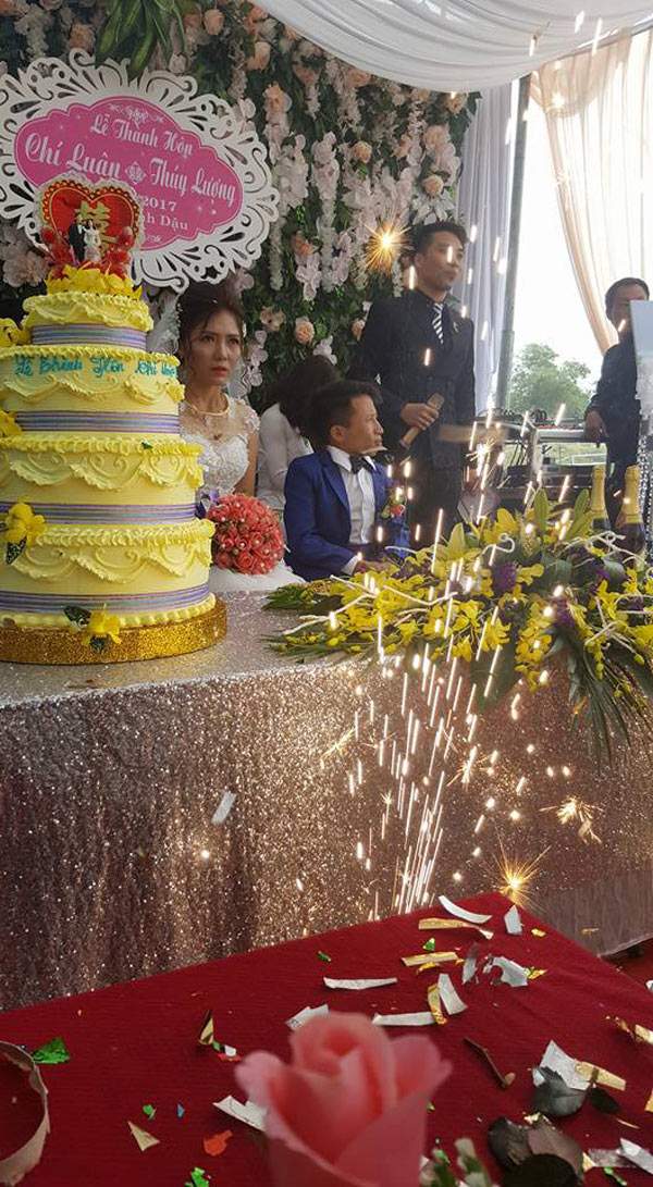 Vợ 1m65, chồng 80cm gây xôn xao trong đám cưới cuối cùng của năm 2017 3