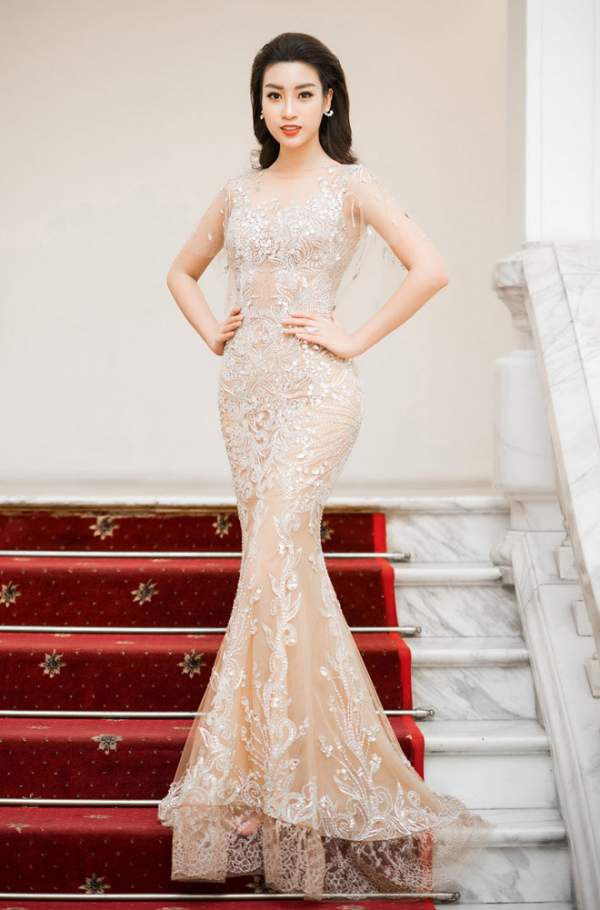 Chiếc váy táo bạo, mỏng manh nhất của Hoa hậu Đỗ Mỹ Linh 7