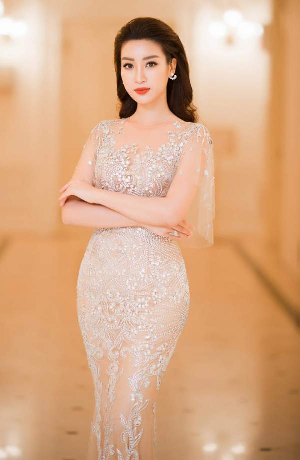 Chiếc váy táo bạo, mỏng manh nhất của Hoa hậu Đỗ Mỹ Linh 8