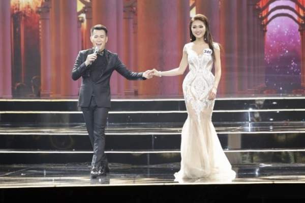 Giang Hồng Ngọc lột đồ trên sân khấu Hoa hậu Hoàn vũ Việt Nam 8