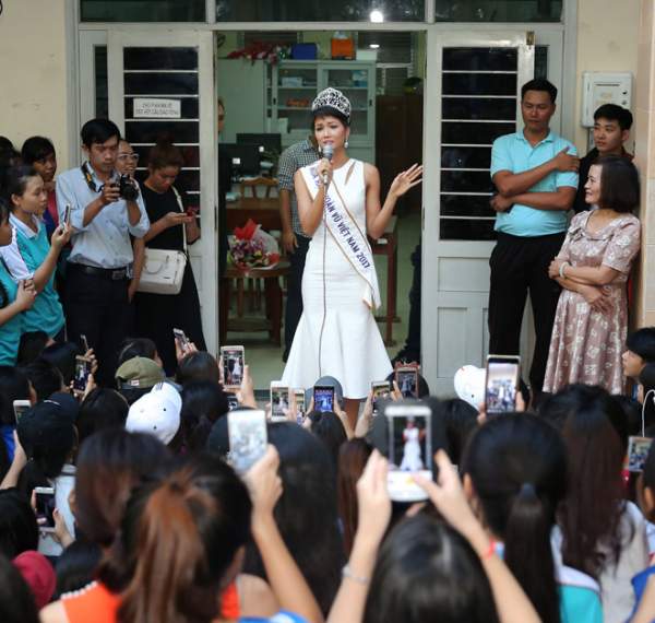 Hoa hậu H"Hen Niê đội vương miện về thăm trường cũ 7