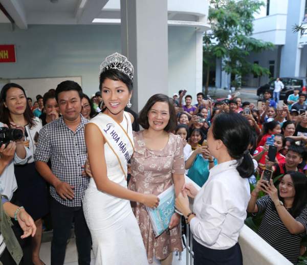 Hoa hậu H"Hen Niê đội vương miện về thăm trường cũ 11