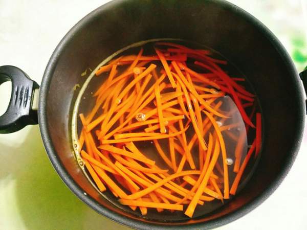 Tuyệt chiêu làm mứt cà rốt không cần nước vôi trong mà vẫn dẻo ngon bất ngờ 4
