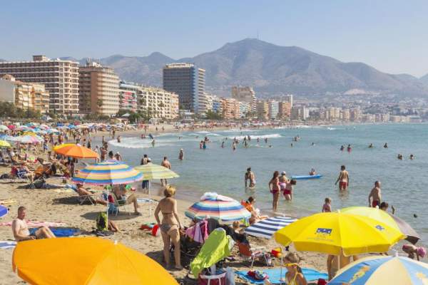 Tây Ban Nha: Bãi biển ngập nắng bỗng bị tuyết phủ trắng 2