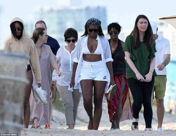 Bà Obama “gây sốt” khi mặc bikini đi nghỉ đông 4