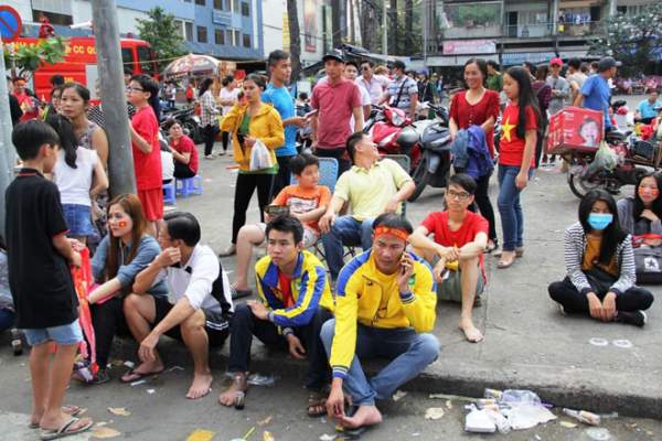 Vượt sông, người hâm mộ lên Sài Gòn giao lưu U23 VN 5