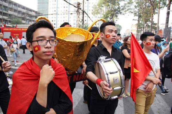 Vượt sông, người hâm mộ lên Sài Gòn giao lưu U23 VN 3