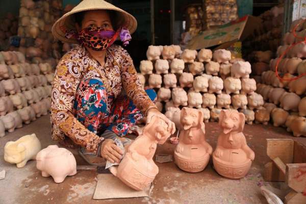 Làng gốm tất bật sản xuất...chó vàng tài lộc đón Tết 10