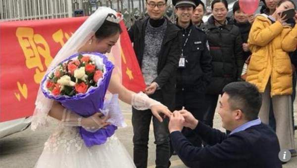 Cô gái mặc váy cưới cầu hôn bạn trai bên ngoài nhà tù 2