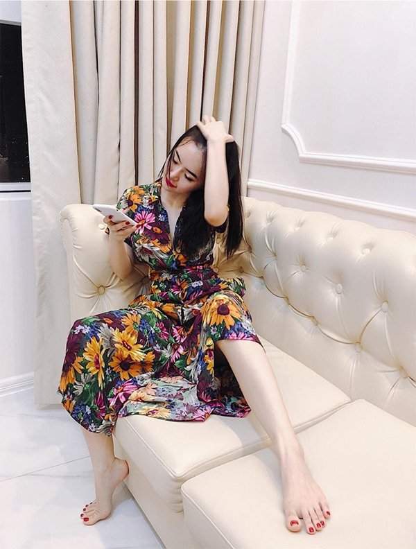 Nín thở với loạt váy áo ngủ trễ nải của em gái Angela Phương Trinh 4
