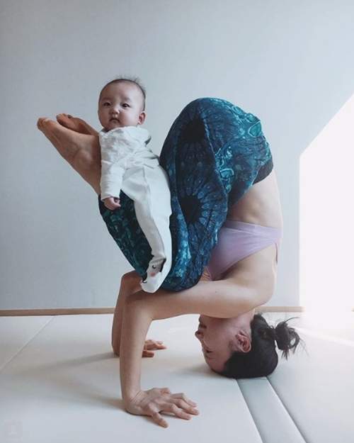 Ngưỡng mộ mẹ bỉm sữa vừa chăm con vừa tập yoga cực điêu luyện 12