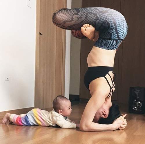 Ngưỡng mộ mẹ bỉm sữa vừa chăm con vừa tập yoga cực điêu luyện 8
