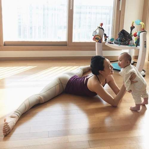 Ngưỡng mộ mẹ bỉm sữa vừa chăm con vừa tập yoga cực điêu luyện 7