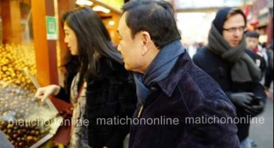 Rộ ảnh bà Yingluck cùng người anh mua sắm tại Trung Quốc 2