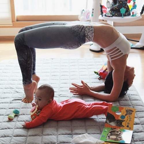 Ngưỡng mộ mẹ bỉm sữa vừa chăm con vừa tập yoga cực điêu luyện 5