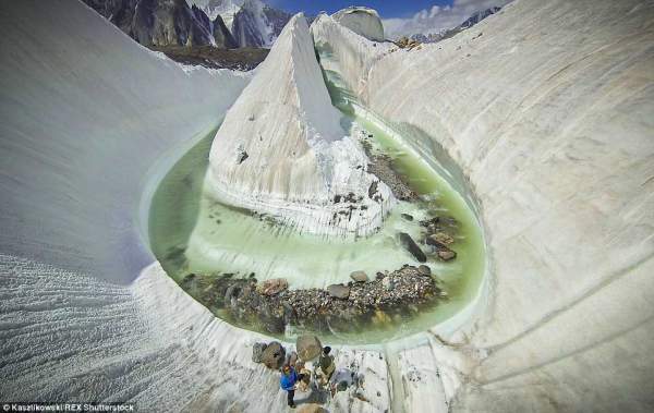 "Phát sốt" với hồ băng tuyệt đẹp ẩn sâu trong dãy Himalaya 3