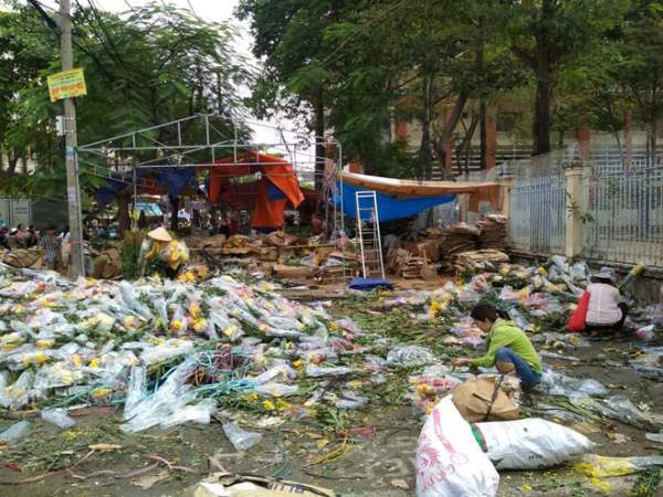 Hoa vứt bỏ chất thành “núi” ở Sài Gòn, chôn vùi cả xe máy ngày 30 Tết 6