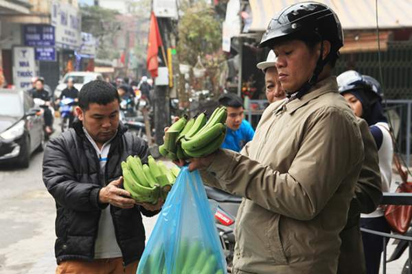 30 Tết, người Hà Nội rủ nhau “giải cứu” 5 tấn chuối Đắk Lắk 5