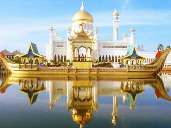 Đời sống ăn chơi ngất trời của nhà vua Brunei 8